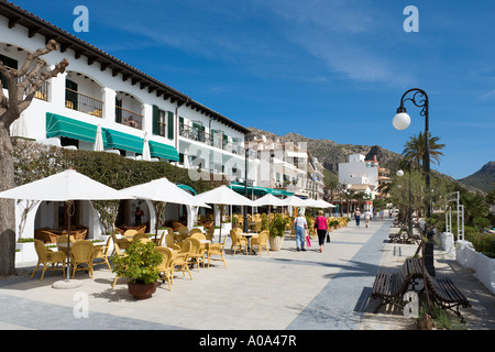 Cafés et restaurants en bord de mer sur la promenade de Puerto Pollensa, Côte Nord, Majorque, Îles Baléares, Espagne Banque D'Images