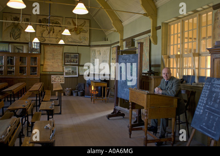 Acteur en tant qu'enseignant à l'école du village du nord de l'Angleterre de Beamish Open Air Museum County Durham Banque D'Images