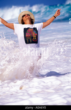 Caraïbes Bahamas mature woman smiling lors de l'exécution grâce à l'océan Banque D'Images
