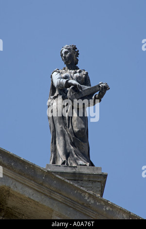 Statue sur le dessus du Clarendon Building Broad Street Oxford University Oxford Angleterre Banque D'Images