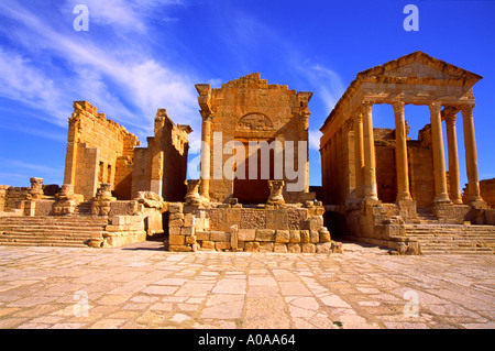 Vue avant trois anciens temples dédié aux dieux Sufetula ruines Sbeitla Tunisie 809 Banque D'Images