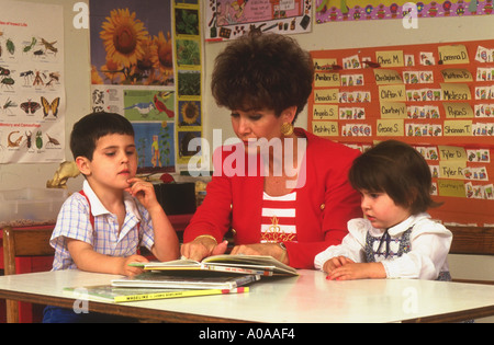 Enseignant de l'école d'avant en Floride avec deux enfants libérés du modèle Banque D'Images