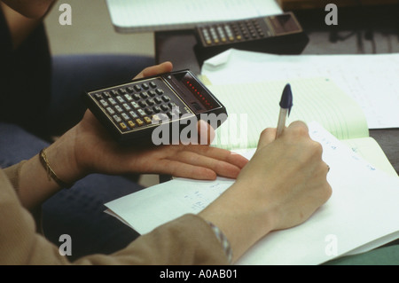 Étudiant travaillant en classe Classe de physique de l'Université de Georgetown Washington DC Banque D'Images