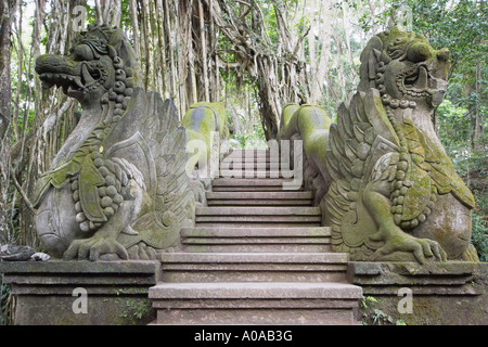 Forêt des Singes, des Statues de Dragon Banque D'Images