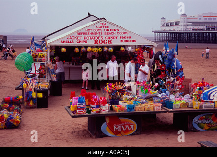 Souvenirs et cadeaux stall sur la plage à Weston Super Mare, Somerset, UK Banque D'Images