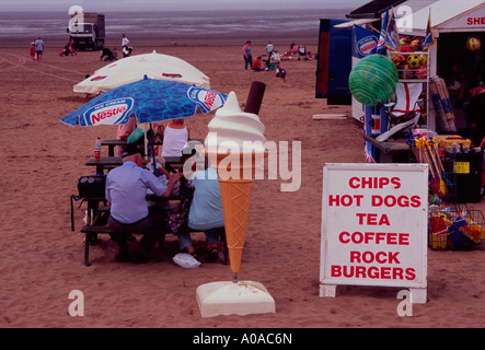 L'alimentation et de la crème glacée sur la plage de décrochage à Weston Super Mare, Somerset, UK Banque D'Images