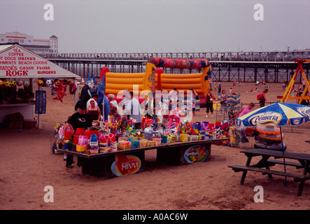 Souvenirs et cadeaux stall sur la plage à Weston Super Mare, Somerset, UK Banque D'Images