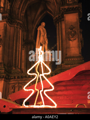 Des autoroutes de Albert Memorial dans Albert Square avec une lueur néon Arbre de Noël les marchés de Noël Manchester UK Banque D'Images