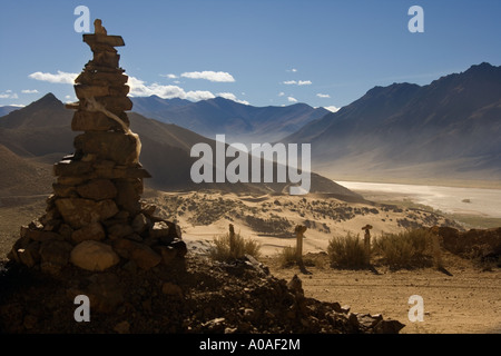 Cairn de pierre sur la route de Samye près de Tsetang dans la région autonome du Tibet en Chine Banque D'Images