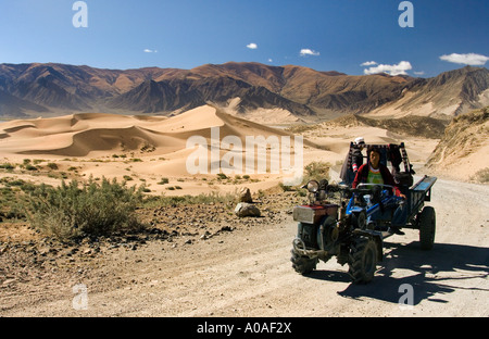 Le tracteur sur la route de Samye près de Tsetang dans la région autonome du Tibet en Chine Banque D'Images