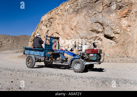 Le tracteur sur la route de Samye près de Tsetang dans la région autonome du Tibet en Chine Banque D'Images