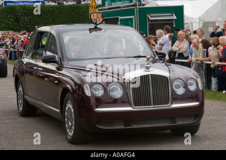 La reine Elizabeth II dans Bentley State Limousine, une voiture officielle de l'Etat à Braemar Ecosse Jeux UK Banque D'Images