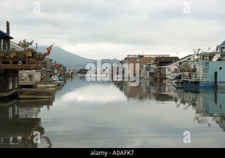 Les maisons flottantes, les bateaux dans les canaux et voies d'eau.autour de Sausalito, CA. Banque D'Images