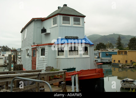 Péniches, les maisons flottantes, dans les canaux de Richardson Bay.à Sausalito, CA. Banque D'Images