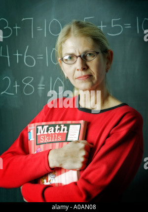 Professeur de mathématiques de femme devant un tableau noir Banque D'Images