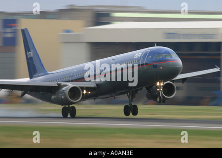 BMI British Midland 231 Airbus A321, à l'atterrissage à l'aéroport de Londres Heathrow Royaume-uni l'Angleterre le 12 juin 2004 Banque D'Images