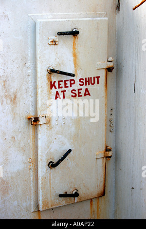 Porte étanche à l'eau sur le bateau de pêche Banque D'Images