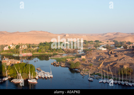 Vue sur le Nil, Assouan, l'île Eléphantine en Egypte Banque D'Images
