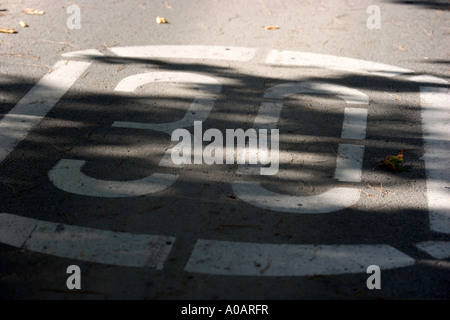 Limitation de vitesse 30 km/h sign painted on road avec ombre Banque D'Images