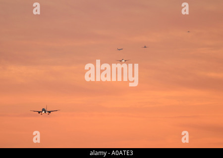 Les avions de la queue pour atterrir à l'aéroport Heathrow de Londres, UK Banque D'Images