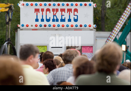 Les gens attendent en ligne pour des billets Banque D'Images