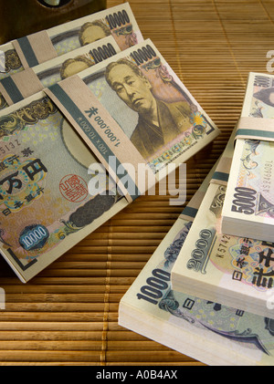 Deux piles de Yen japonais close-up Banque D'Images