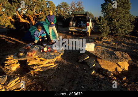 Camp à Wedge donnent sur Little Grand Canyon de la rivière San Rafael Utah Banque D'Images