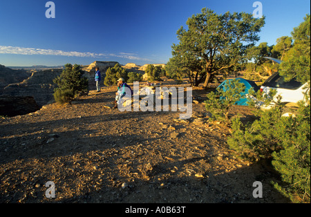 Camp à Wedge donnent sur Little Grand Canyon de la rivière San Rafael Utah Banque D'Images