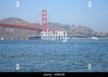 USS Nimitz en passant sous le Golden Gate Bridge San Francisco lors de la Fleet Week Octobre 2006 Banque D'Images