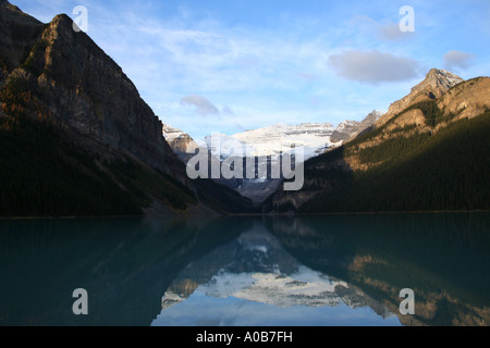 Mont Fairview, le mont Victoria, Mont Whyte reflété dans le lac Louise rocheuses canadiennes à l'aube Septembre 2006 Banque D'Images