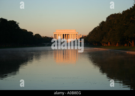 Lincoln Memorial reflétée dans le miroir d'eau Washington DC à l'aube d'octobre 2006 Banque D'Images