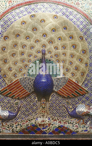 Peinture d'un paon sur de hauts murs de la mor Chowk. City Palace, Udaipur, Rajasthan, Inde. Banque D'Images