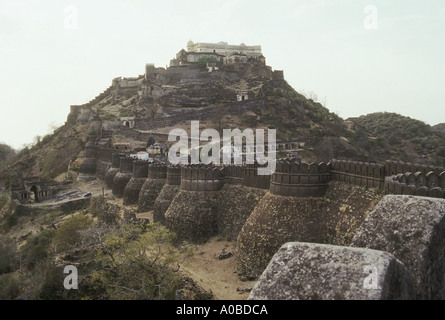 Kumbalgarh fort vu de loin. La forteresse de Kumbhalgarh, Mewar, collines Aravalli, près d'Udaipur, Rajasthan, Inde. Site du patrimoine mondial Banque D'Images