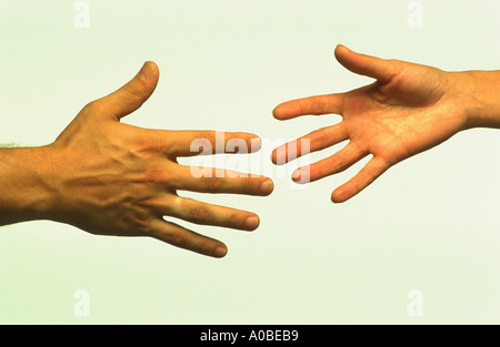 Mains tendues et presque au contact Banque D'Images