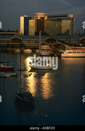 Lever du soleil sur les bateaux à Baltimore Inner Harbor près de Harbour Place shopping centre Banque D'Images