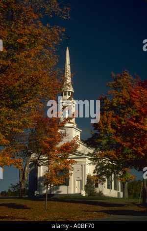 Église avec feuillage d'automne dans la région de Lunenburg Vermont AB35492 Banque D'Images