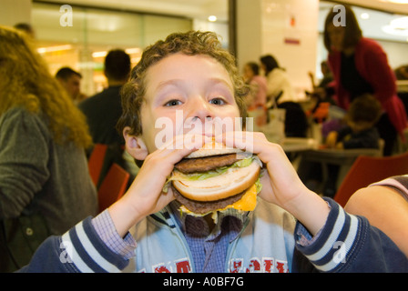 Enfant mangeant un hamburger Big Mac de McDonald's England UK Banque D'Images