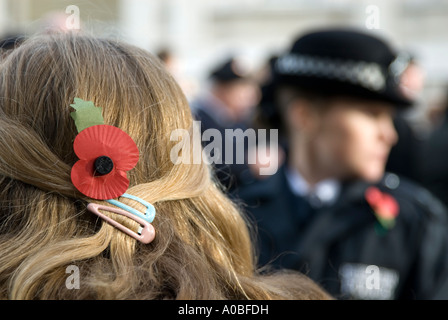 Jeune fille portant un coquelicot dans ses cheveux à la parade du Jour du souvenir dimanche London England UK Banque D'Images