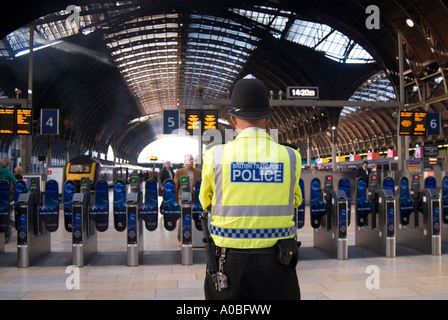 La police britannique des Transports à la gare de Paddington London England UK Banque D'Images