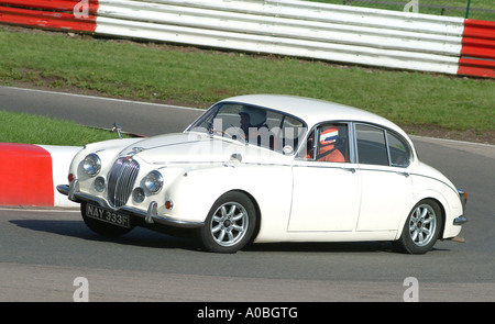 Jaguar MK2 blanc salon de voiture sur une piste de course au Royaume-Uni Banque D'Images