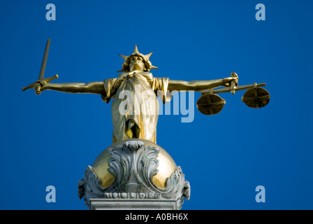 Statue de la Justice au sommet de la vieille dame Bailey London, England, UK Banque D'Images