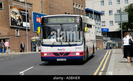 Seul decker bus en premier groupe livery roulant le long d'une route dans la région de Sheffield, Yorkshire, Angleterre Banque D'Images