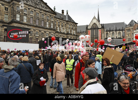 Les manifestants se plaignent des loyers appartement haut en face du Palais Royal sur la Place Dam Amsterdam Pays-Bas Banque D'Images