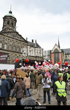 Manifestant se plaignent des loyers appartement haut en face du Palais Royal sur la Place Dam Amsterdam Pays-Bas Banque D'Images