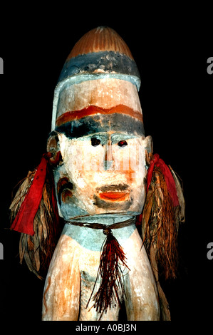 Figurine cérémonielle traditionnelle en bois sculpté avec des cheveux de fibres et des pigments du peuple Asmat de Papouasie-Nouvelle-Guinée dans un musée ethnographique Banque D'Images