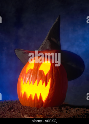 Halloween jack-o-lantern pumpkin face sorcières hat Banque D'Images