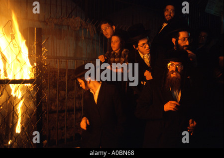 Les juifs religieux célèbrent Lag Baomer fête juive sur la tombe de Rabbi Shimon Bar Yochai au mont Meiron, Galilée dans le Nord d'Israël Banque D'Images