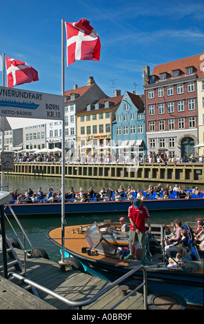 Visite des bateaux sur le canal de Nyhavn et quayside terrasses, Copenhague, Danemark Banque D'Images