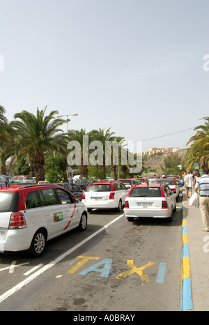 Beaucoup de taxis attendent en ligne pour prendre des passagers qui ont terminé au marché local à Maspalomas Gran Canaria Espagne Cap sur Banque D'Images