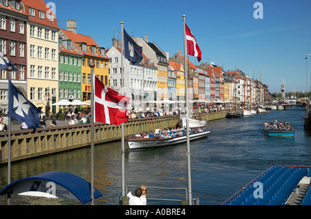 Visite des bateaux sur le canal de Nyhavn et quayside terrasses, Copenhague, Danemark Banque D'Images